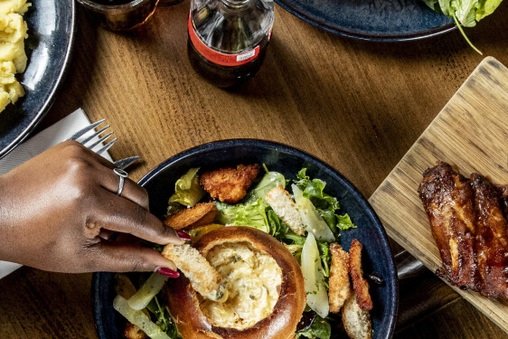 Plusieurs plats à table